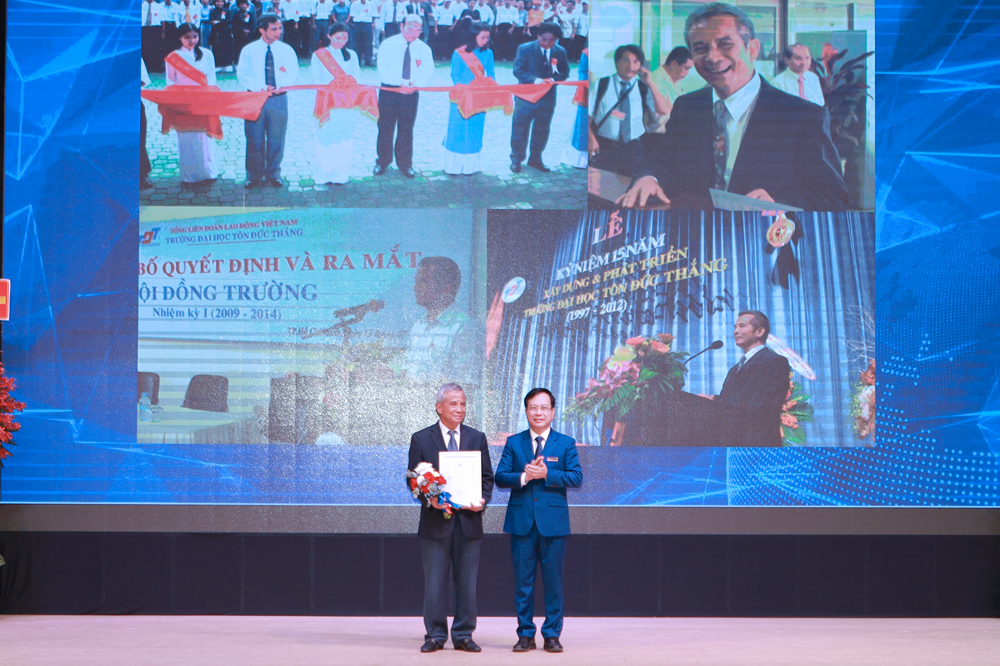 Tặng Giải thưởng 25 năm cho các cá nhân và tập thể có đóng góp quan trọng vào sự phát triển của Nhà trường.