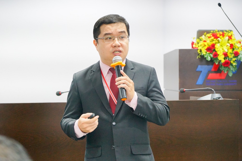 Prof. Nguyen Thoi Trung with "evaluation of scientific research proposals" presentation