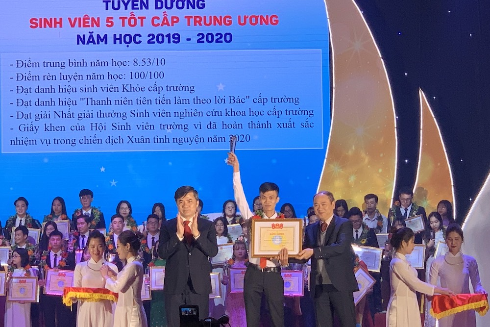 Lê Vinh Trường trên bục nhận danh hiệu Sinh viên 5 tốt cấp trung ương năm 2020 của Hội Sinh viên Việt Nam.