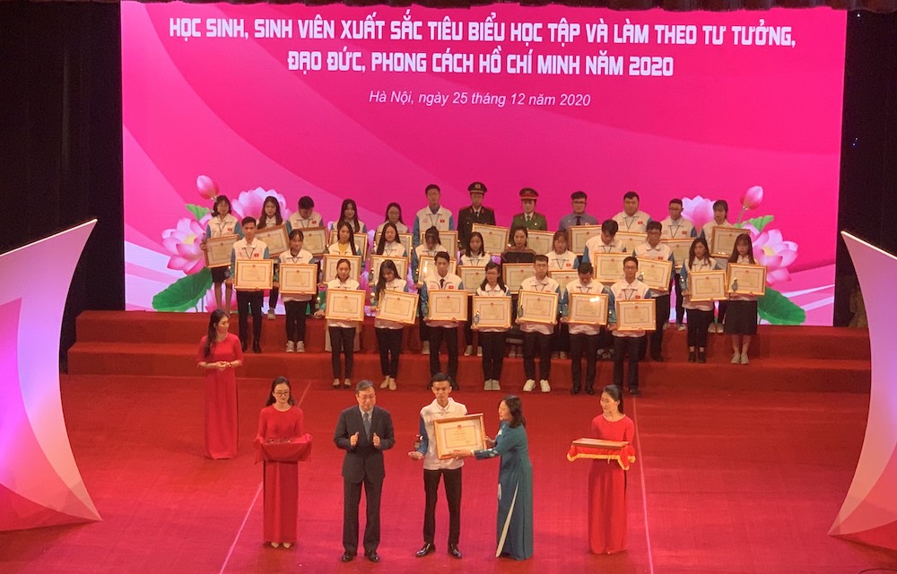 Lê Vinh Trường nhận bằng khen của Bộ trưởng Bộ Giáo dục & Đào tạo tại Lễ tuyên dương học sinh, sinh viên xuất sắc tiêu biểu trong học tập và làm theo tư tưởng, đạo đức, phong cách Hồ Chí Minh năm 2020.