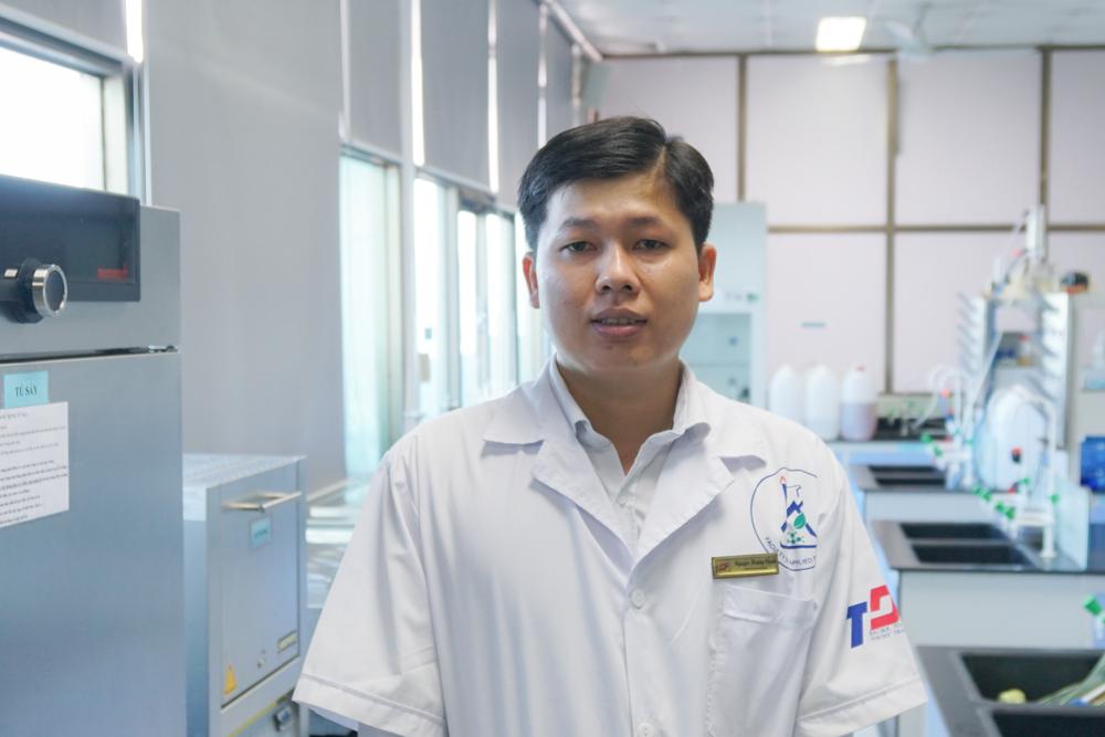 TS. Nguyễn Hoàng Chinh làm việc tại phòng thí nghiệm của TDTU.