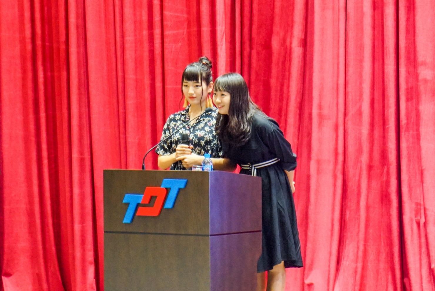 Đại diện học sinh Trường Osaka Sakurazuka phát biểu cảm nghĩ khi đến thăm TDTU