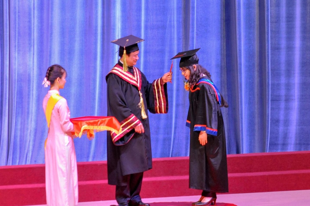 Prof. Le Vinh Danh, TDTU’s President, granting master degrees to the new graduates 