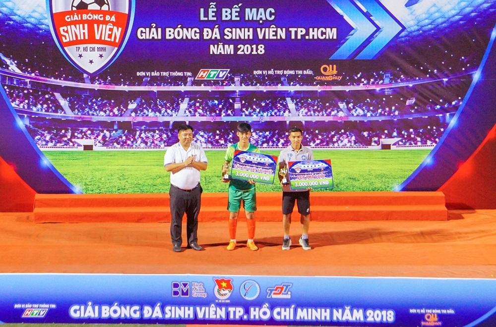 Cầu thủ Lê Kiện Tuấn (giữa) nhận Giải cầu thủ xuất sắc nhất