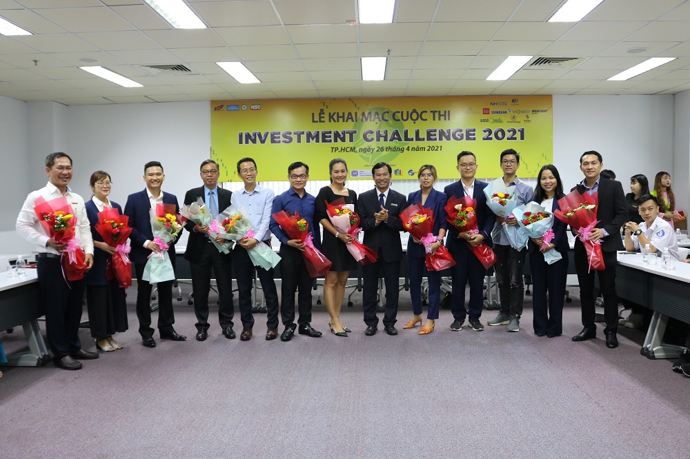 Head of the Faculty of Finance and Banking presenting thank-you flowers to sponsors