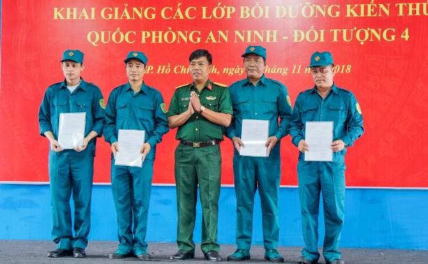 Trung tá Đỗ Minh Đức, Phó chỉ huy trưởng BCHQS Quận 7 trao quyết định cho các đồng chí trong TĐTV TDTU