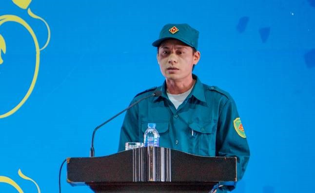 Đồng chí Nguyễn Hữu Sinh, Trung đội trưởng TĐTV TDTU phát biểu nhận nhiệm vụ