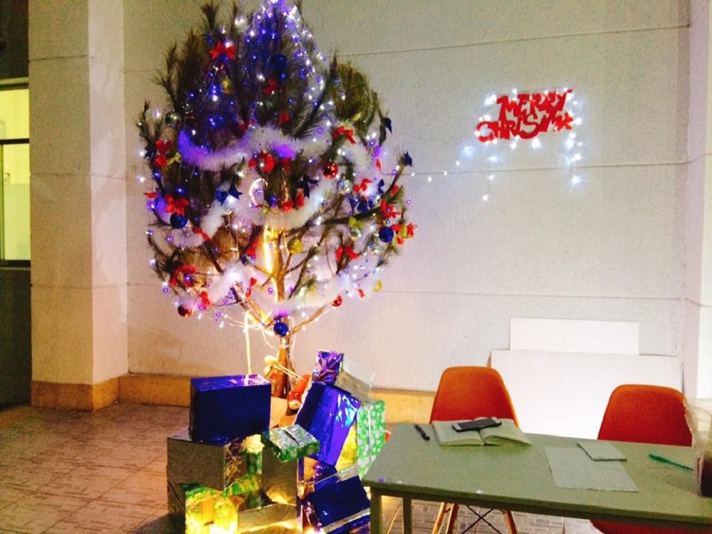 Christmas tree decorated by the associated organ of boarding student association at the dorm