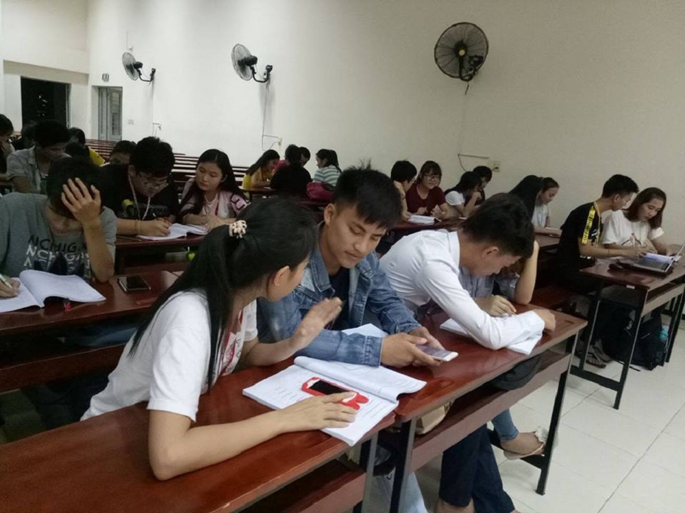 Lớp phụ đạo tiếng Việt cho sinh viên Lào