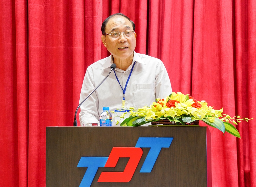 Mr. Nguyễn Huy Chương (PhD), Chairman of Northern Academic Library Association, is giving the preliminary report and opening speech at the conference.