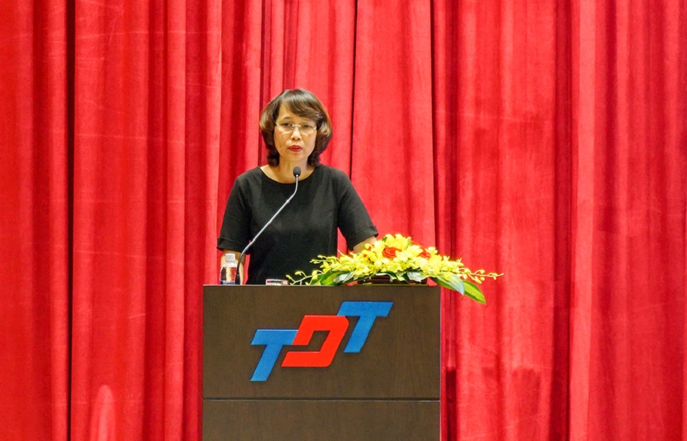 Ms. Kiều Thúy Nga, Director of the National Library of Vietnam, is giving her presentation.   