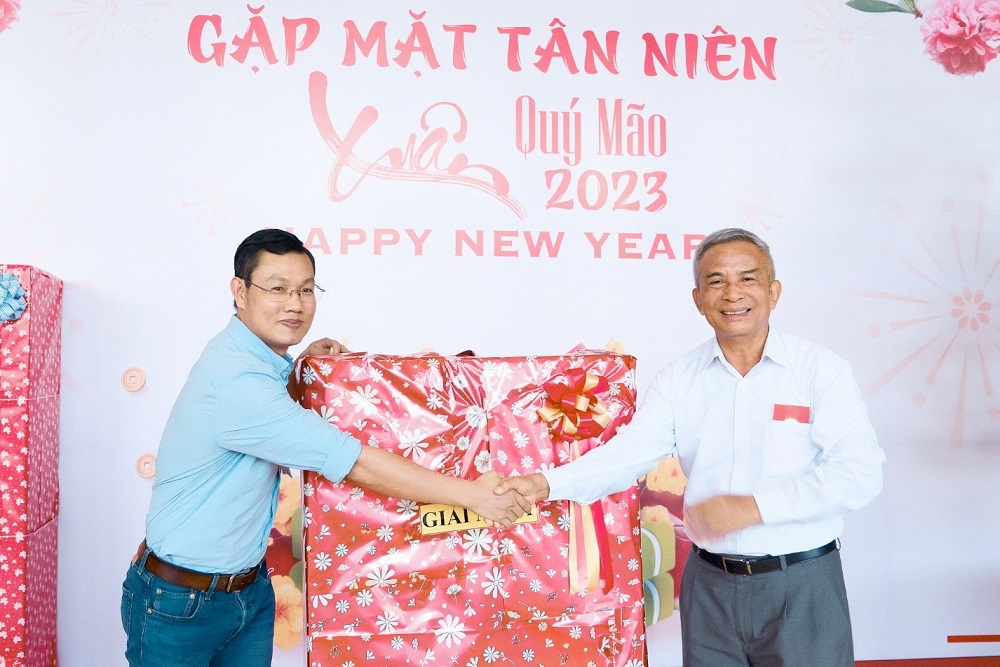 Lecturers, staff and employees won lucky prizes at the beginning of the year.