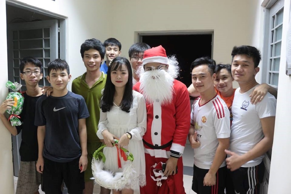 Sinh viên nội trú tham gia chương trình đêm Noel KTX