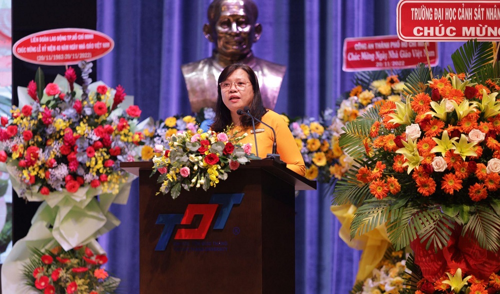 Cô Nguyễn Thanh Phương đại diện cho cán bộ giảng viên - viên chức phát biểu cảm nghĩ.