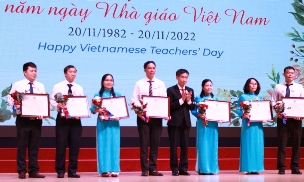 The representative of the Vietnam General Confederation of Labor awarding certificates of merit to the collectives for their excellent achievements.