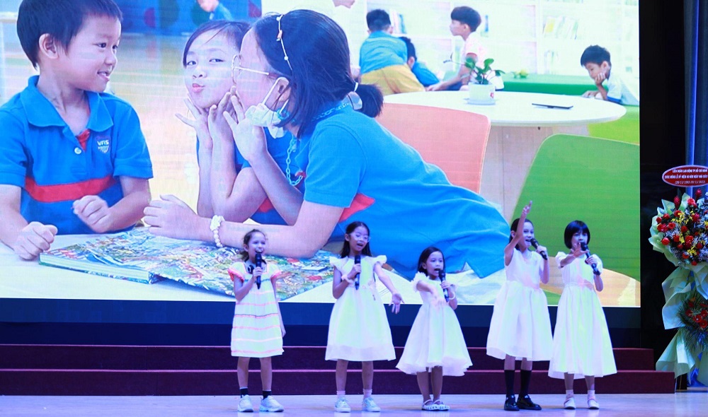 Các em học sinh Trường Quốc tế Việt Nam - Phần Lan biểu diễn chúc mừng thầy cô.