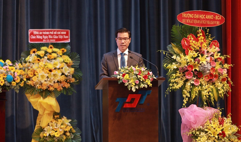 Dr. Tran Trong Dao congratulating and expressing gratitude to lecturers, staff and employees for their contributions to the development of the University.