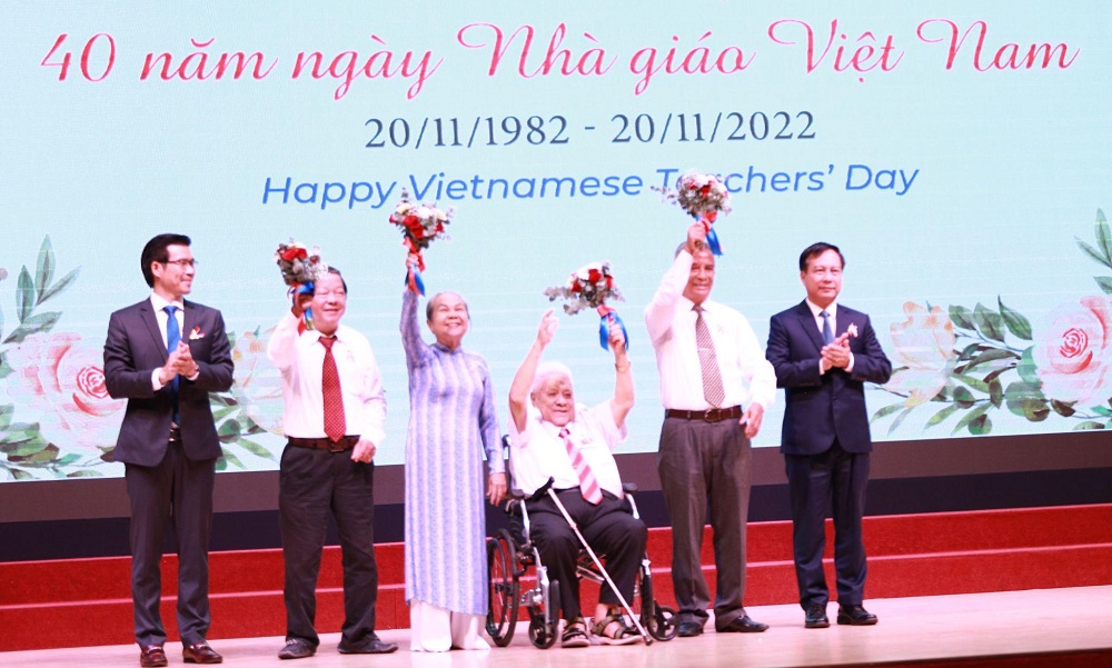 The University's leaders giving flowers of gratitude to those who have contributed to the development of the University since the early days of its establishment.