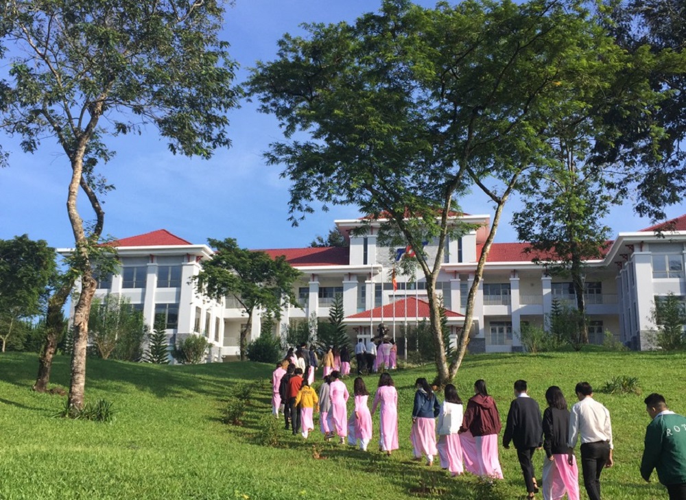 Sinh viên dâng hương trước Tượng đài Bác Tôn tại cơ sở Bảo Lộc  
