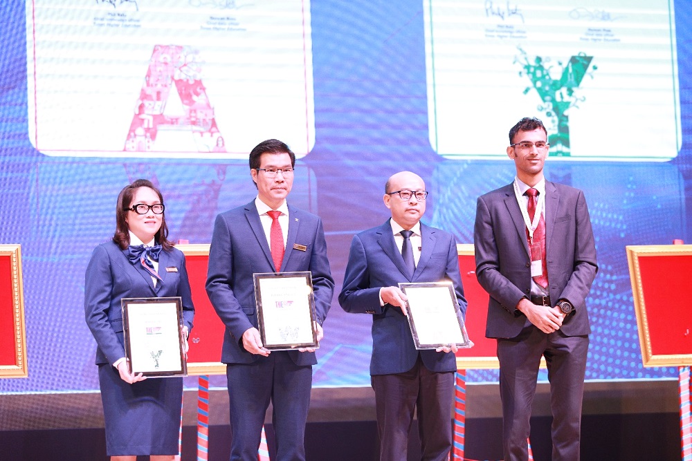 Mr. Ritin Malhotra - Director General of the Asia Region, Times Higher Education organization awarding the ranking certificates to the University.