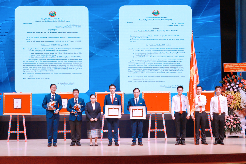 Đón nhận Huân chương lao động của Chủ tịch nước CHDCND Lào.