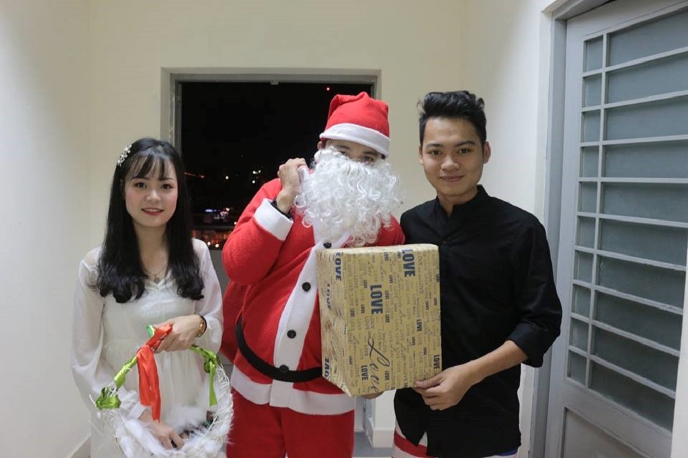 Liên chi hội sinh viên Ký túc xá tổ chức chương trình phát quà Noel