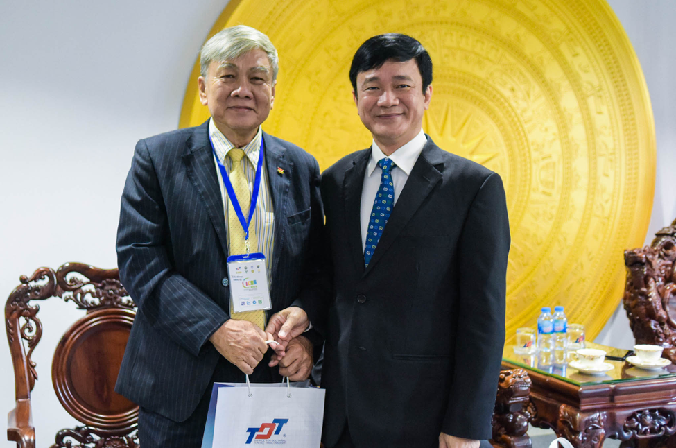GS Lê Vinh Danh, Hiệu trưởng TDTU trao quà lưu niệm cho GS. Lâm Quang Thành, Đồng chủ tịch Hội thảo