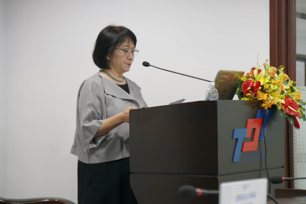 Giáo sư Joyce Liu, Đại học quốc gia giao thông (Đài Loan) trình bày báo cáo đề dẫn