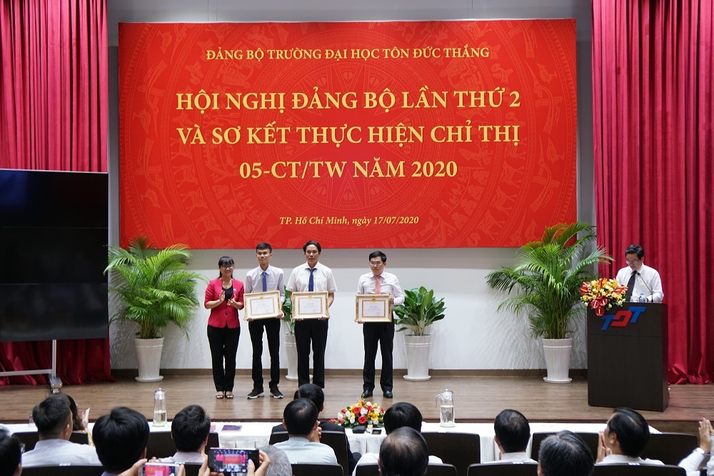 Đại diện Đảng ủy khối khen thưởng cho các tập thể, cá nhân xuất sắc trong Học tập và làm theo tư tưởng, đạo đức, phong cách Hồ Chí Minh.