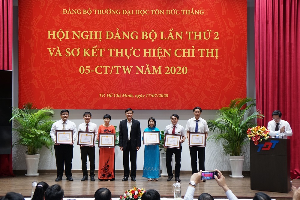 Đồng chí Lê Vinh Danh, thay mặt Đảng ủy trao giấy khen cho các đơn vị thực hiện tốt Chỉ thị 05-CT/TW năm 2020