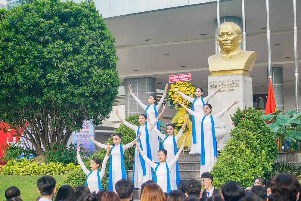 The performance “Dang nguoi mot bai ca” by students before the commemoration.