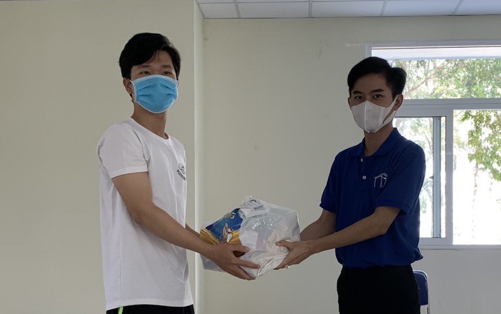 Hỗ trợ nhu yếu phẩm cho sinh viên nội trú tại Ký túc xá Đại học Tôn Đức Thắng.