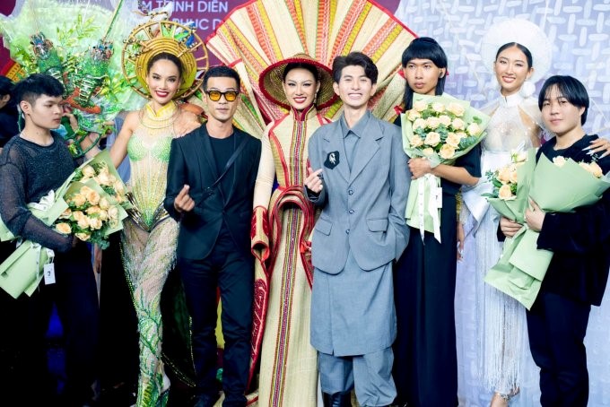 “Chiếu Cà Mau" - Thiết kế của Nguyễn Quốc Việt xuất sắc đoạt giải nhất của cuộc thi thiết kế trang phục dân tộc.
