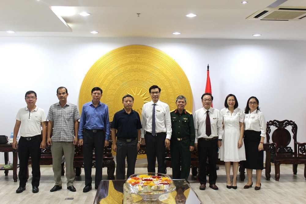 Lãnh đạo TDTU tiếp đón Ban Giám hiệu Đại học An ninh nhân dân tại phòng Khánh tiết.