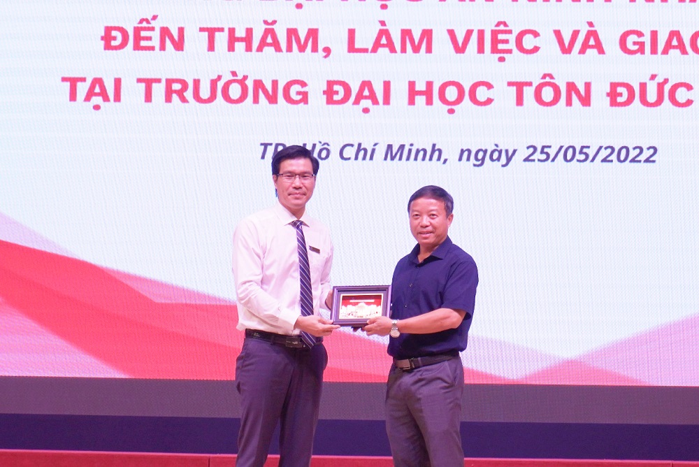 TS. Trần Trọng Đạo tặng quà lưu niệm cho Thiếu tướng, PGS. TS. Phan Xuân Tuy.