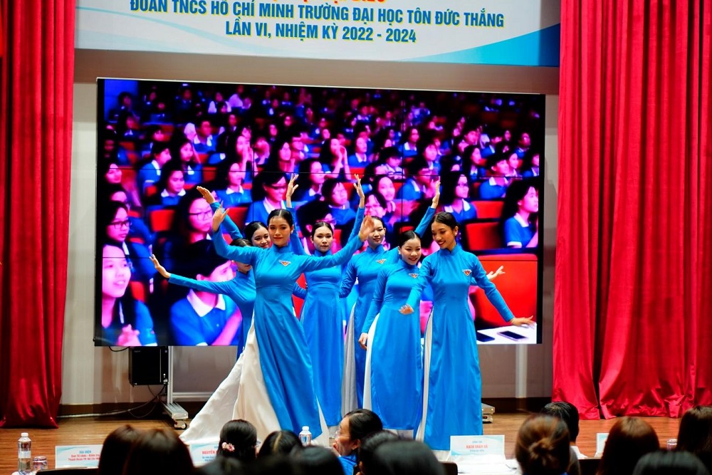 Union members’ performance opening the Congress.