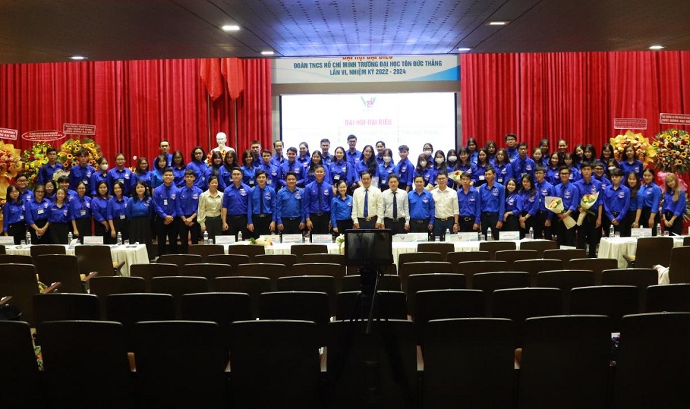 The Executive Committee of the new term taking a memorable photo with delegates and leaders.