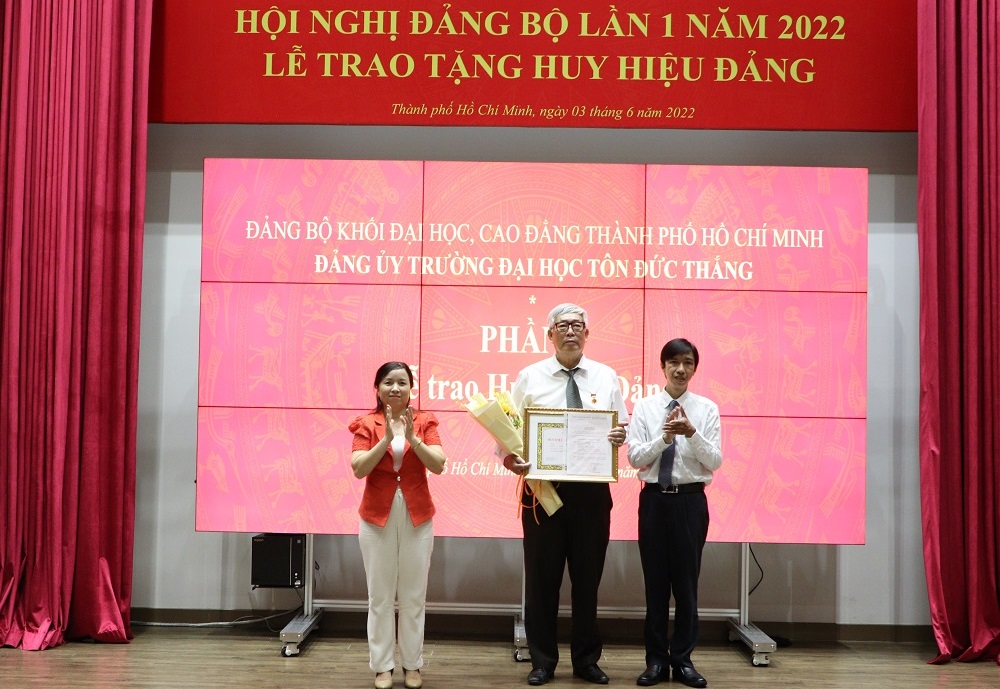 Trao Huy hiệu 45 năm tuổi đảng cho đảng viên Nguyễn Dáo - Chi bộ Giảng viên khối kỹ thuật.