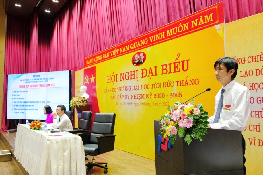 Đồng chí Võ Hoàng Duy - Phó Bí thư Đảng ủy Nhiệm kỳ 2015-2020 báo cáo kiểm điểm Ban chấp hành Đảng bộ từ sau Đại hội lần III đến nay.
