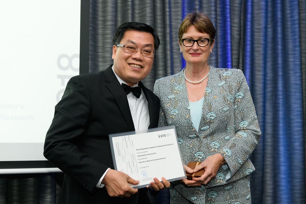 Chủ tịch Hội đồng (Chancellor) của Đại học Công nghệ Sydney trao Huy chương Nghiên cứu Ngoại hạng