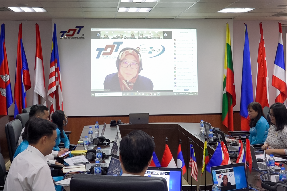 Đại diện AUN-QA phát biểu khai mạc qua màn hình trực tuyến.