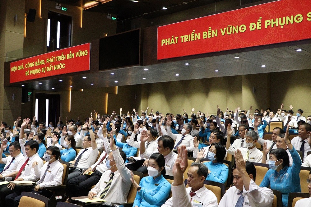 Các đại biểu biểu quyết tại Hội nghị.