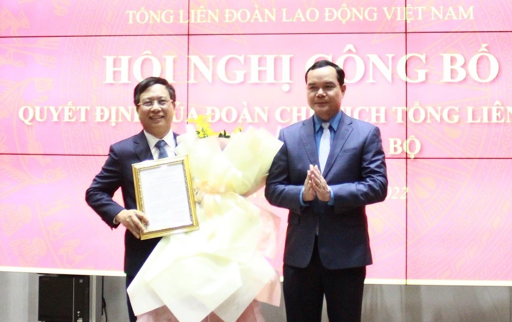 Ông Nguyễn Đình Khang - Chủ tịch Tổng Liên đoàn Lao động Việt Nam trao quyết định công nhận Chủ tịch Hội đồng trường.