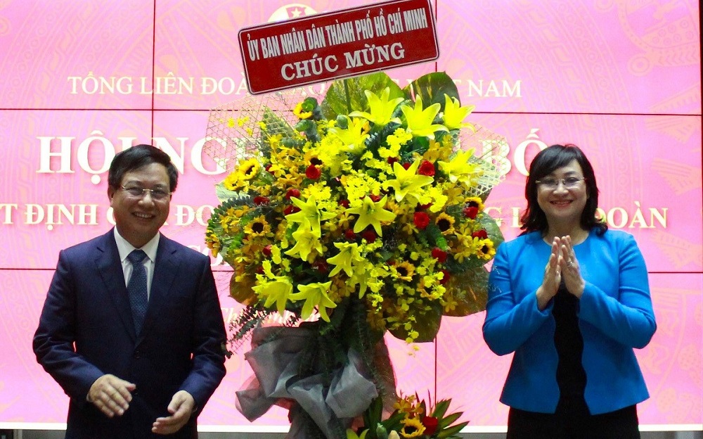 Bà Phan Thị Thắng - Ủy viên Thường vụ Thành ủy, Phó Chủ tịch thường trực UBND TP.HCM tặng hoa chúc mừng TS. Vũ Anh Đức.