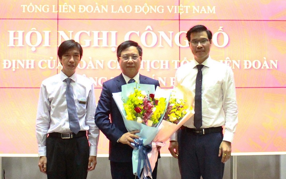 Representatives of the Party Committee and Presidential Board of Ton Duc Thang University congratulating the new Chairman of the University Council.