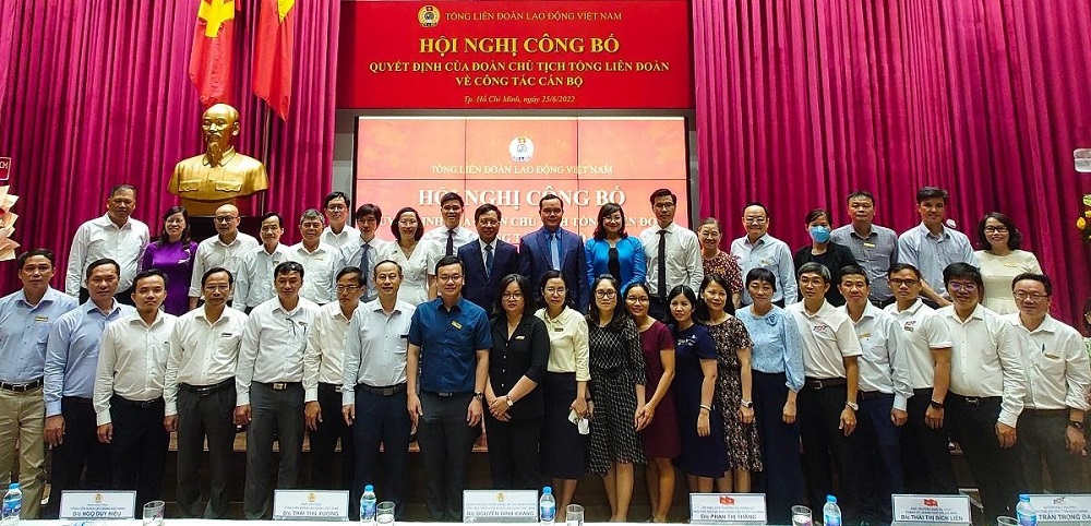 Guests and leaders of Ton Duc Thang University taking photos with the new Chairman of the University Council and leaders of the Vietnam General Confederation of Labor.
