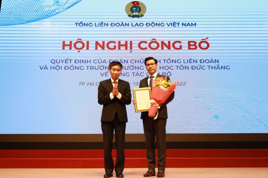Ông Trần Văn Thuật - Phó Chủ tịch Tổng Liên đoàn Lao động Việt Nam trao quyết định công nhận Hiệu trưởng cho TS. Trần Trọng Đạo.