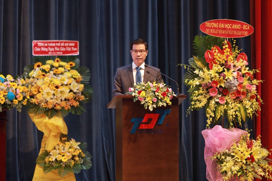 Dr. Tran Trong Dao delivering the speech to accept the appointment.