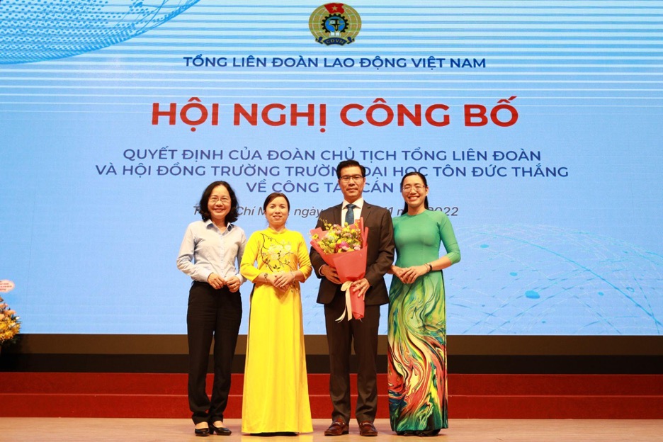 The Party Committee of Ho Chi Minh City University and College and amicable units giving flowers to congratulate Dr. Tran Trong Dao.