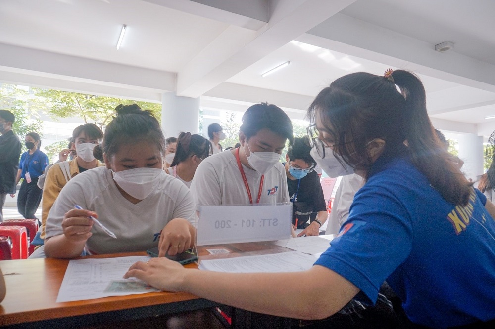 Many students registering to donate blood early in the morning.